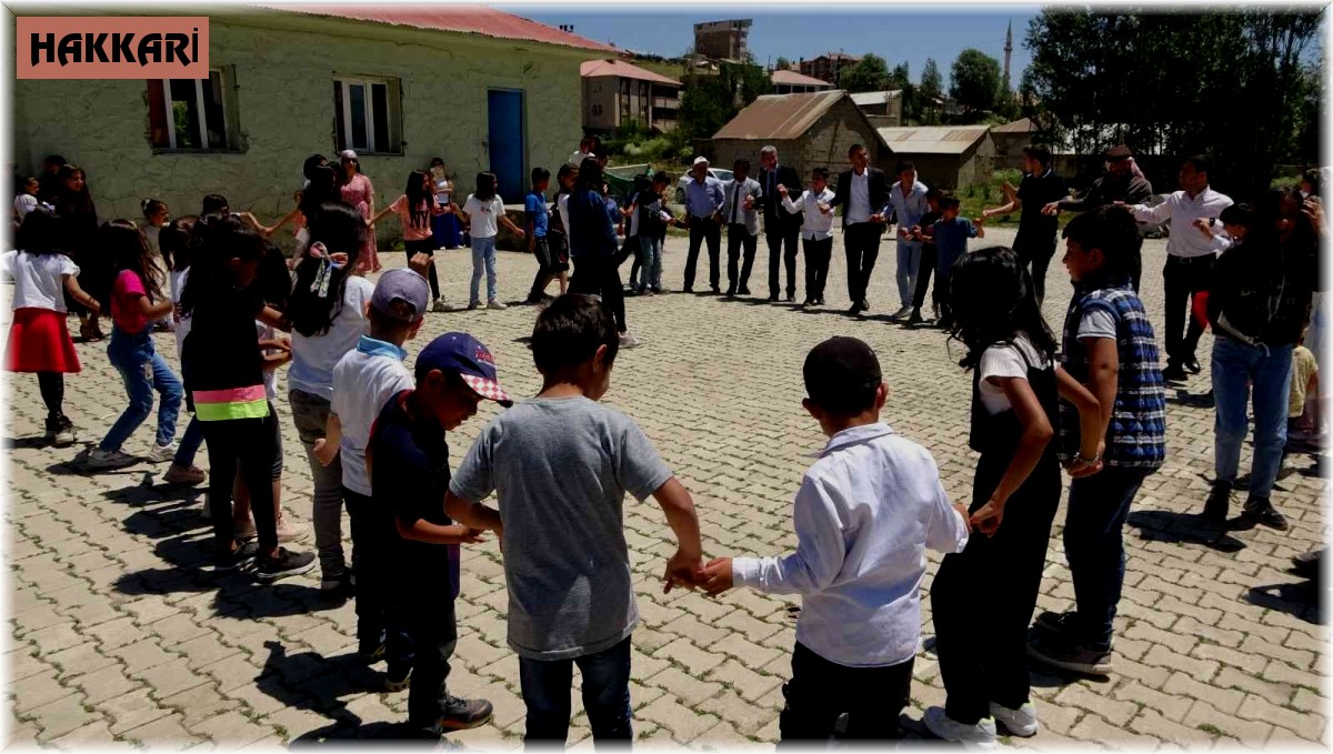 Önce karne aldılar daha sonra doyasına halay çektiler