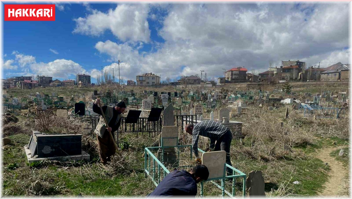 Önce namaz sonra mezarlıkta çevre temizliği