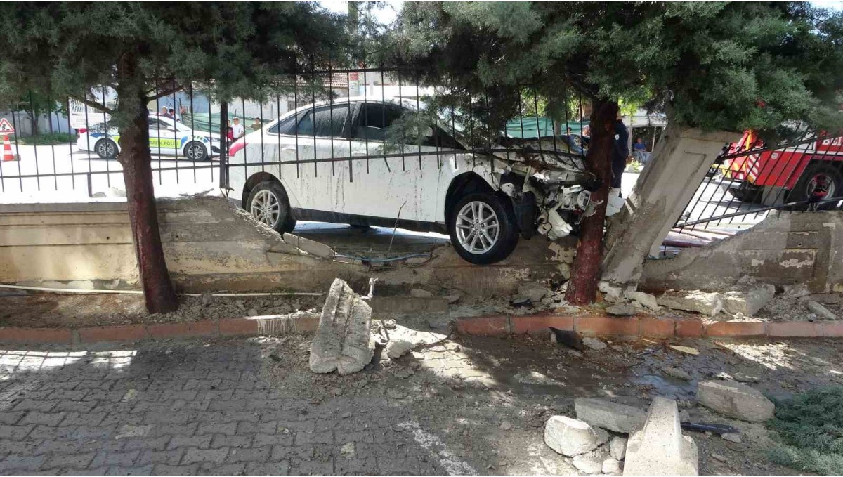 Önce otomobile sonra duvara çarpan araç alev aldı