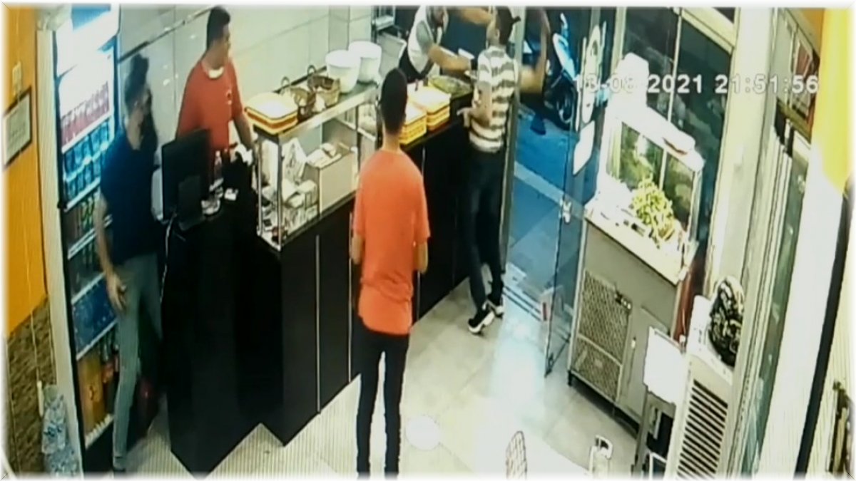 Önce ustayı bıçakladı, ardından dükkanı dağıttı: Bıçaklı saldırı güvenlik kamerasına yansıdı