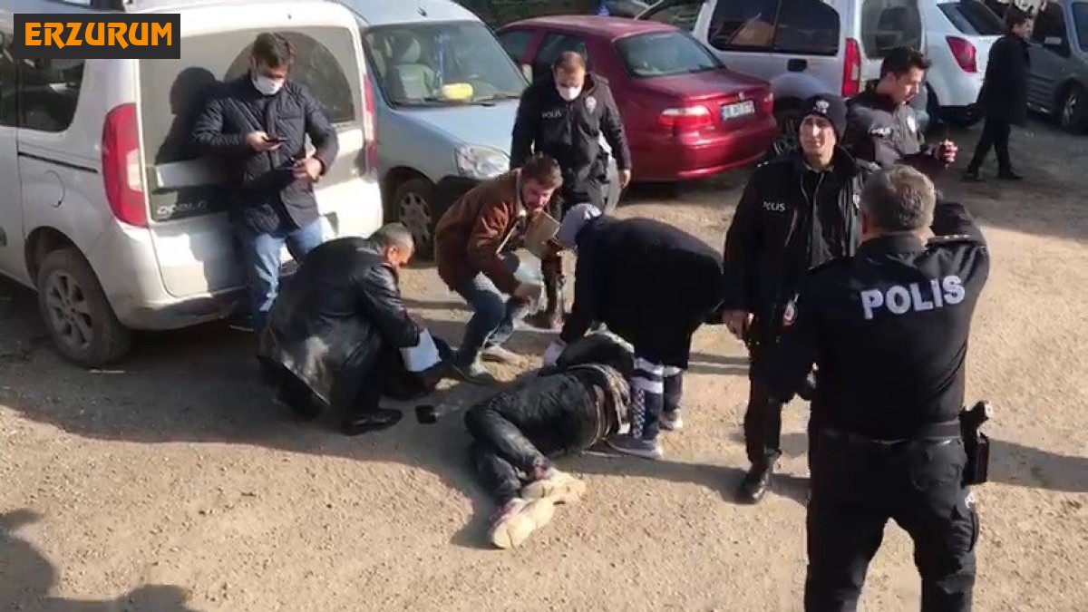 Önce yanındaki kadını, sonra kendisini bıçakladı