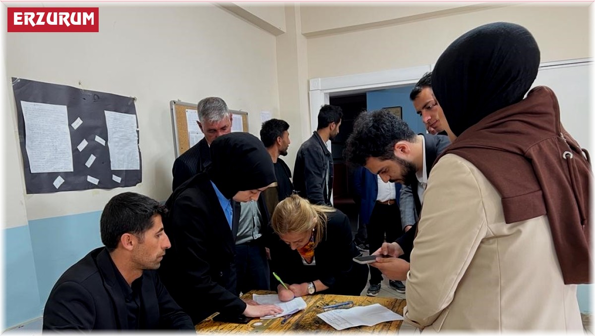 Öncü, Hınıs'ta oy kullandı