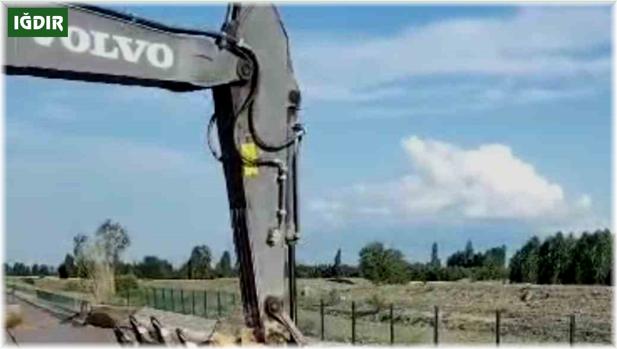 Operatörden alkışlanacak hareket: Su kanalına düşen boğayı kepçeyle kurtardı