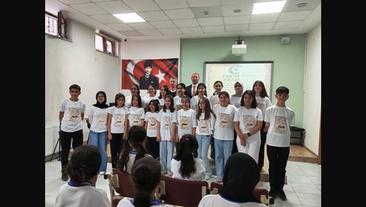 Ortaokul öğrencilerinden "Kalpten kaleme, kalemden sahneye" şiir dinletisi