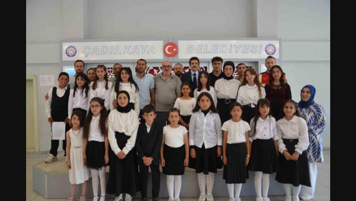 Ortaokul öğrencilerinden şiir programı