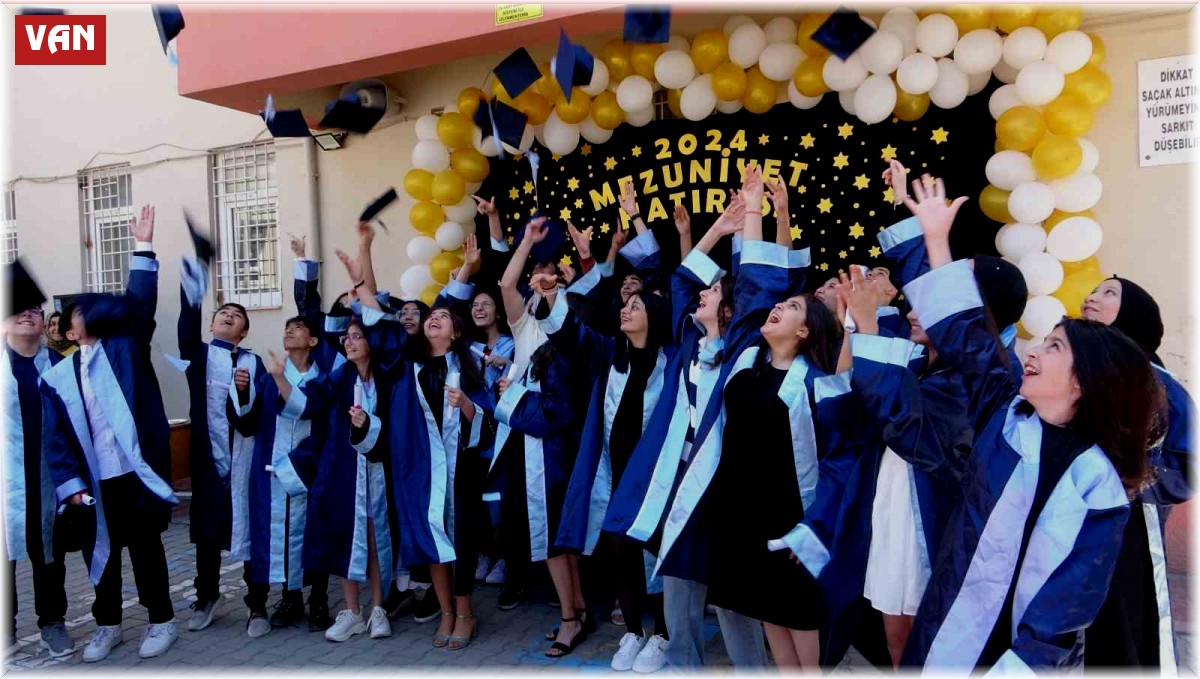 Ortaokul öğrencilerinin mezuniyet sevinci