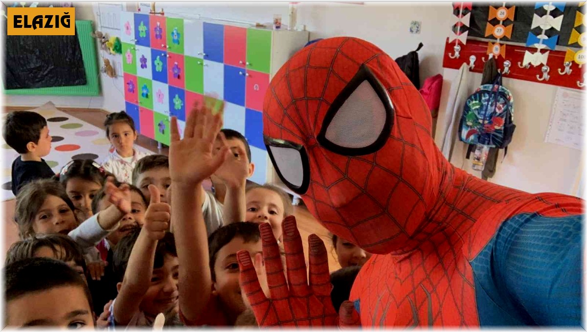 Örümcek adam minik öğrencileri eğlendirdi