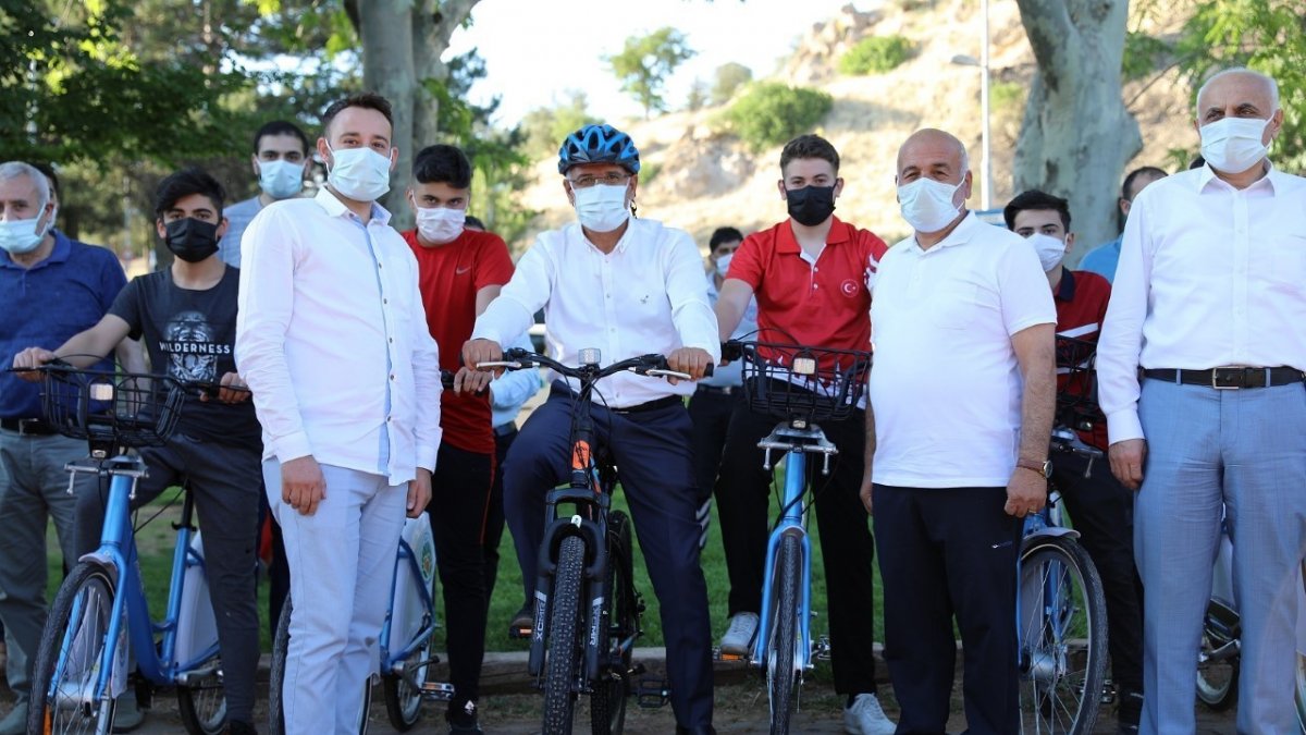 Osman Güder, sağlıklı yaşam için gençlerle pedal çevirdi