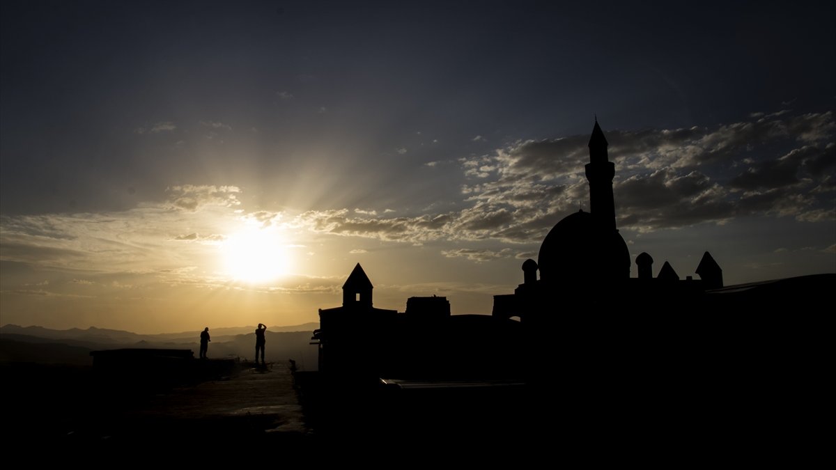 Osmanlı yadigarı İshak Paşa Sarayı'nda gün batımı
