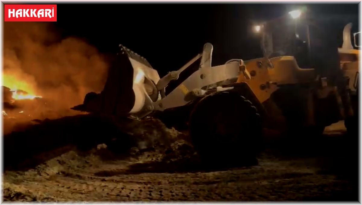 Ot yangını yeniden alevlendi, iş makineleri kum dökerek müdahale etti