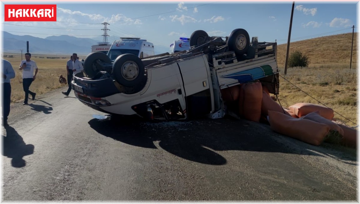 Ot yüklü kamyonet yan yattı: 5 yaralı