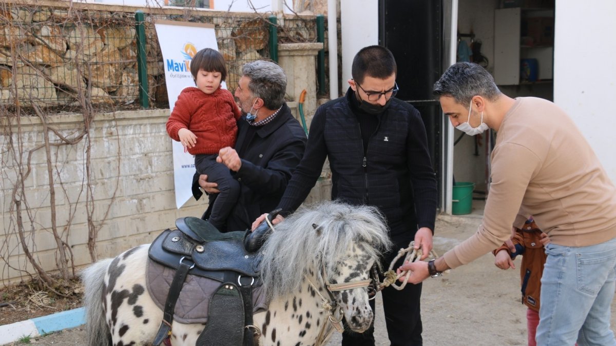 Otizmli çocuklar, duyu odaları ve atla terapiyle hayata hazırlanıyor
