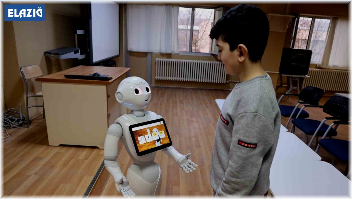 Otizmli çocuklar insansı robot 'Pepper' ile öğrenecek