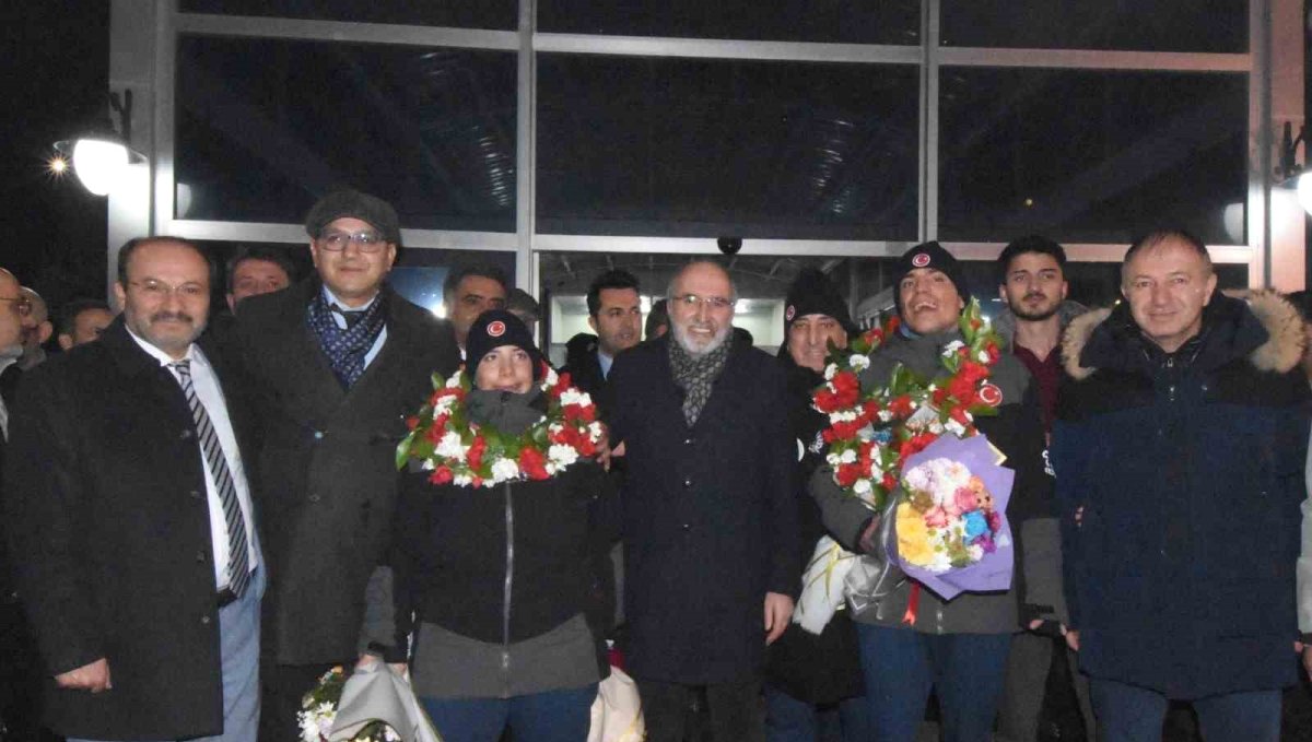 Otizmli İkiz Milli Kayakçılara Erzurum'da coşkulu karşılama