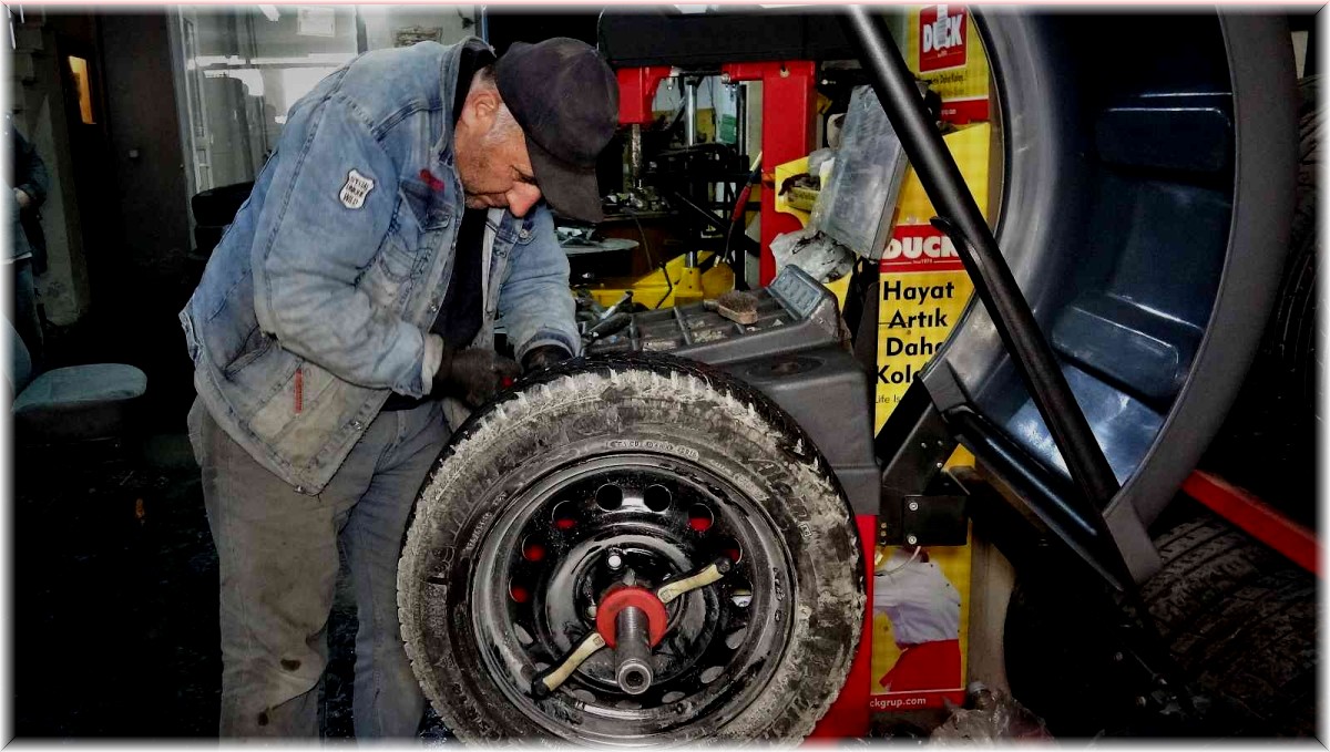 Oto lastikçilerde kış mesaisi başladı