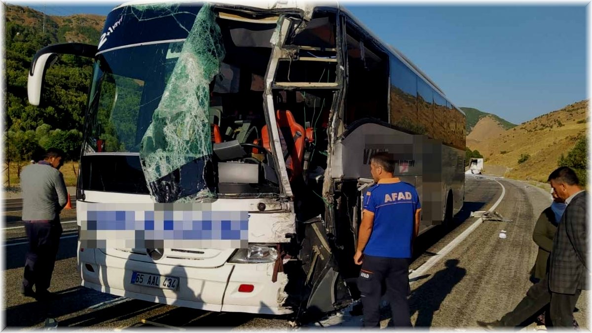 Otobüs ile tır çarpıştı: 1'i ağır 3 yaralı