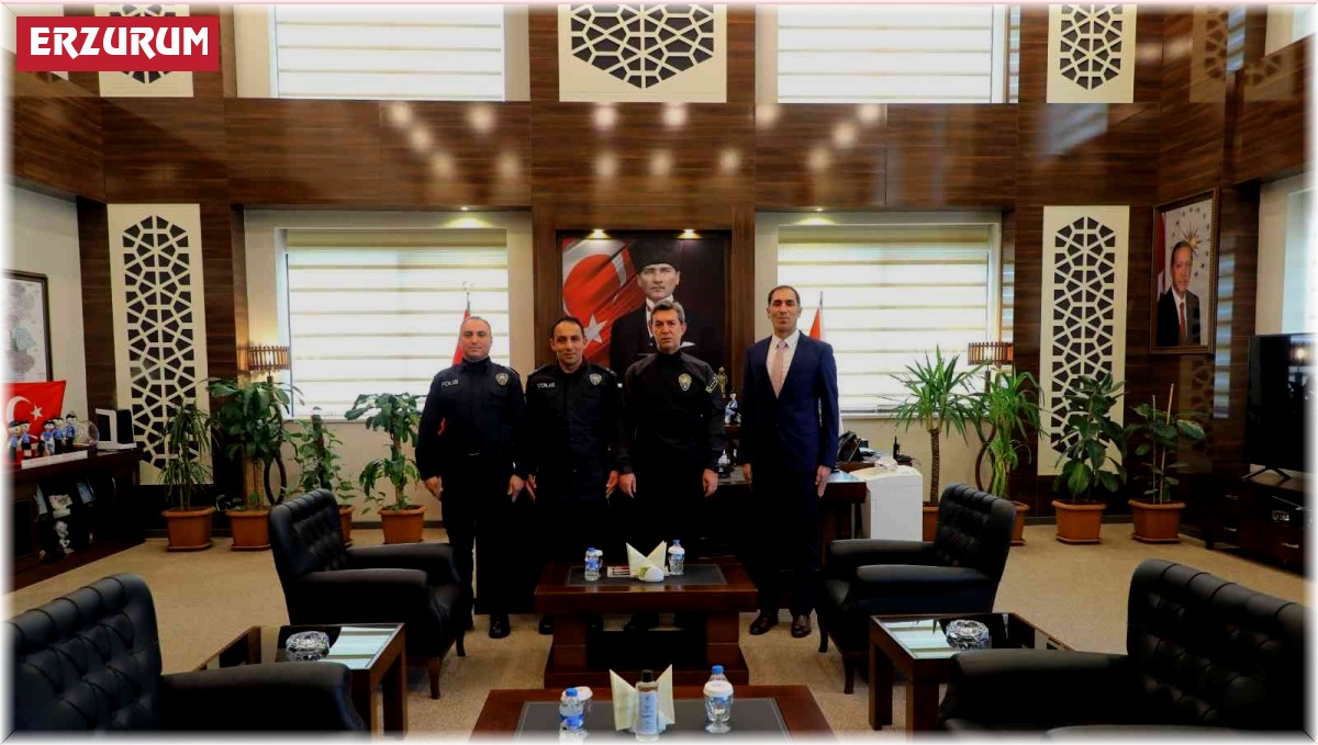 Otobüs yangınına müdahale eden iki polise Emniyet Müdürü Tuncer'den teşekkür