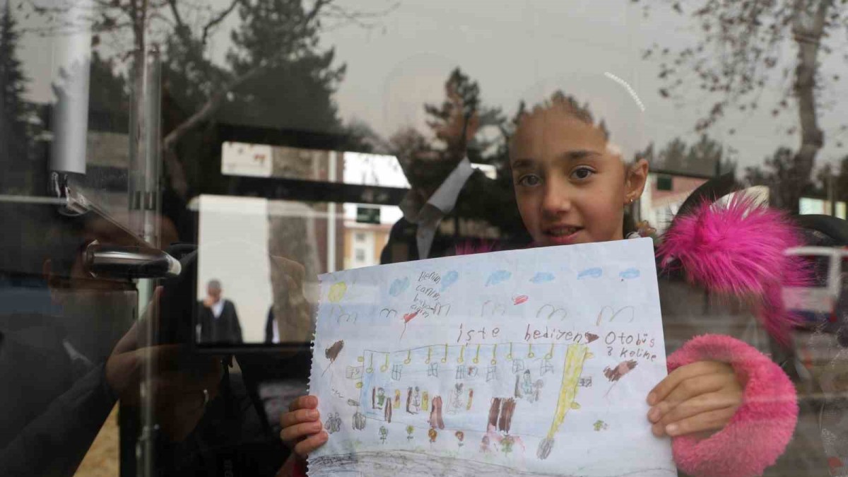 Otobüse asılan resim hem babayı hem yolcuları duygulandırdı