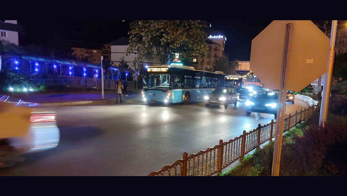 Otobüsten inen kadın yolcuya motosiklet çarptı