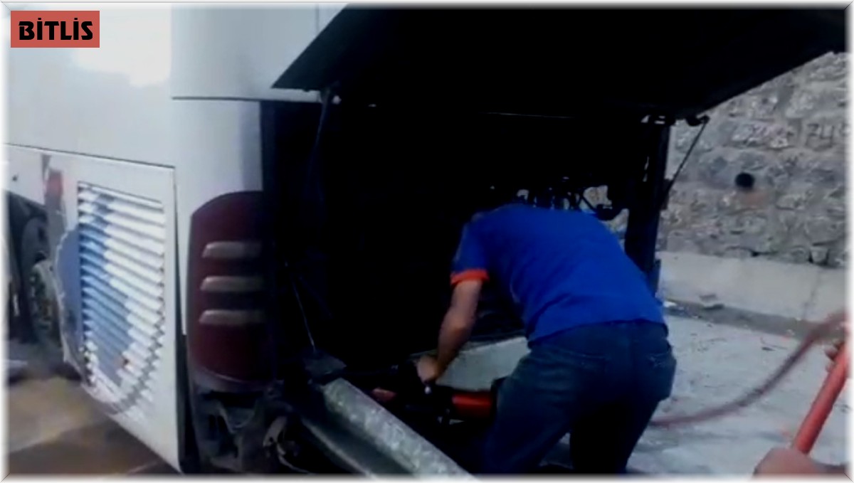 Otobüsün önünden giren bariyer arkasından çıktı