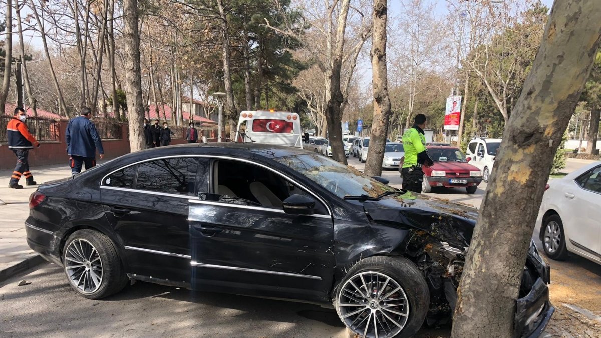 Otomobil ağacı çarptı:1 yaralı