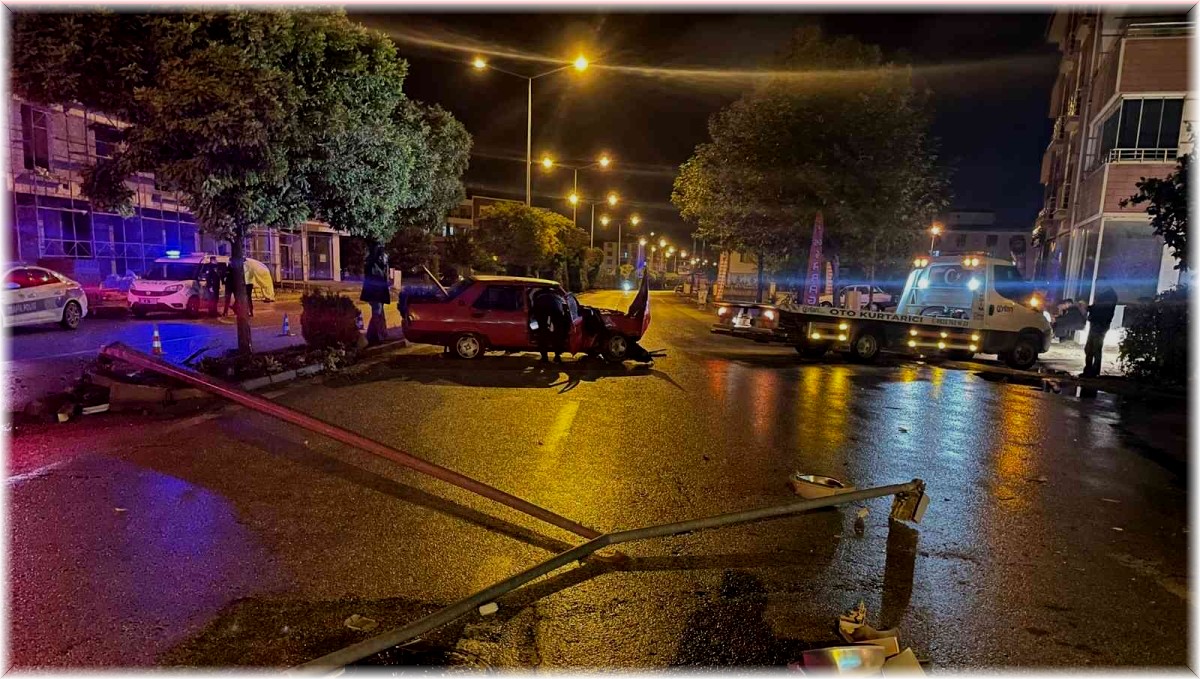 Otomobil aydınlatma direğine çarptı: 1 yaralı