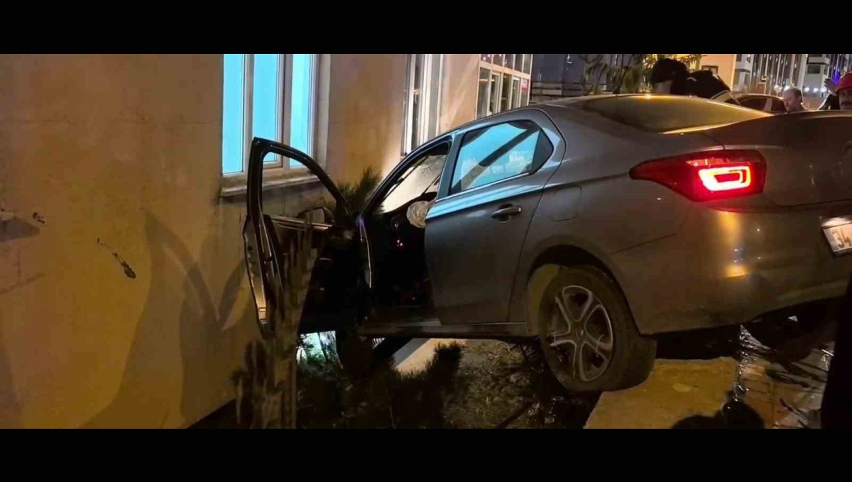 Otomobil bahçe duvarında asılı kaldı