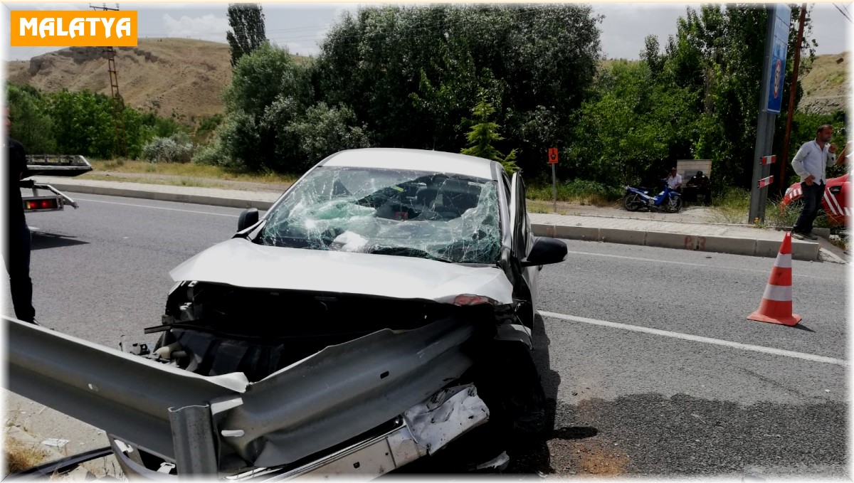 Otomobil bariyerlere çarptı, 3 yaralı