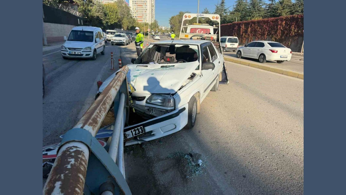 Otomobil bariyerlere saplandı: 1 yaralı