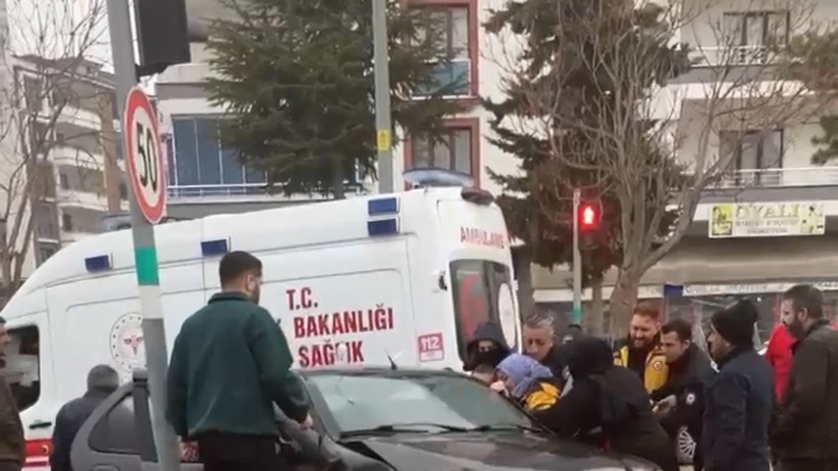 Otomobil direğe çarptı, sürücü araçta sıkıştı