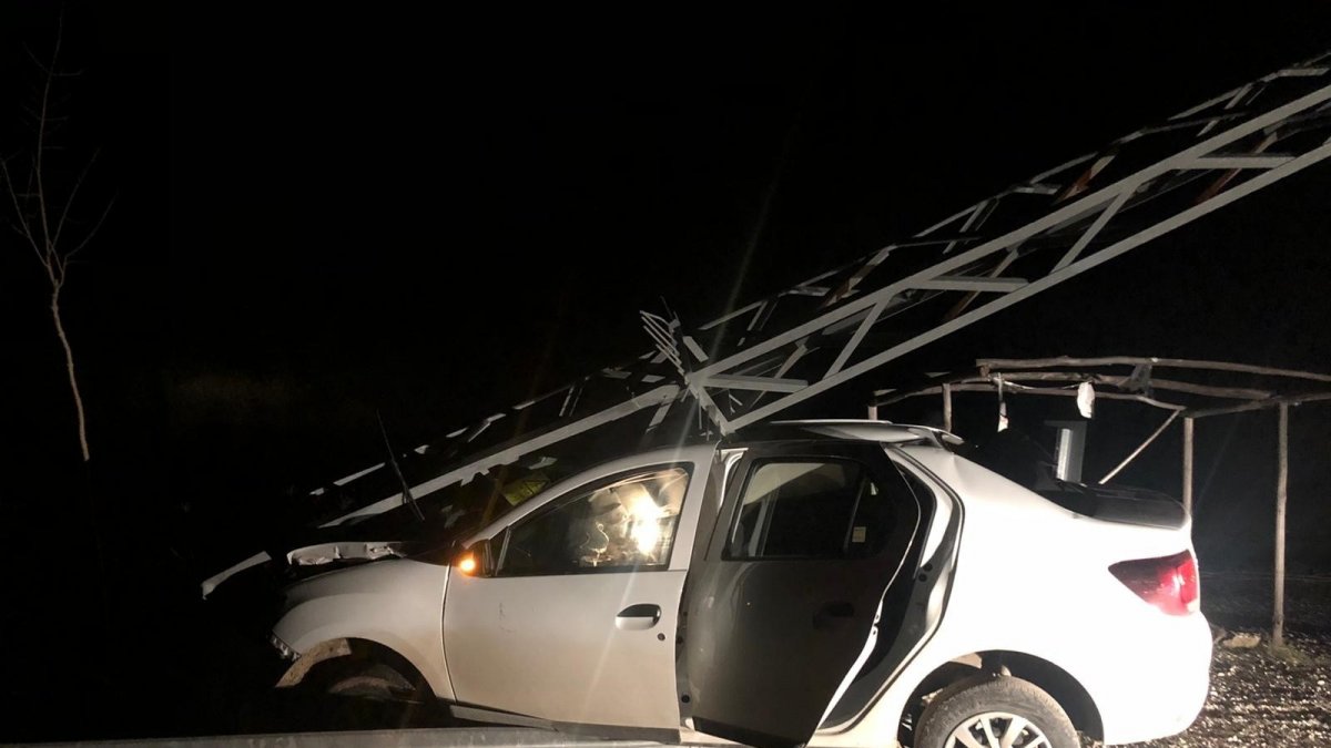 Otomobil direğe çarptı,sürücü yaralı kurtuldu