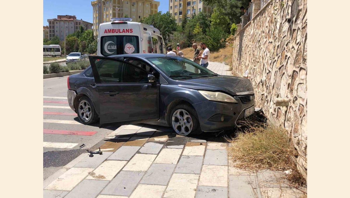 Otomobil duvara çarptı: 1 yaralı