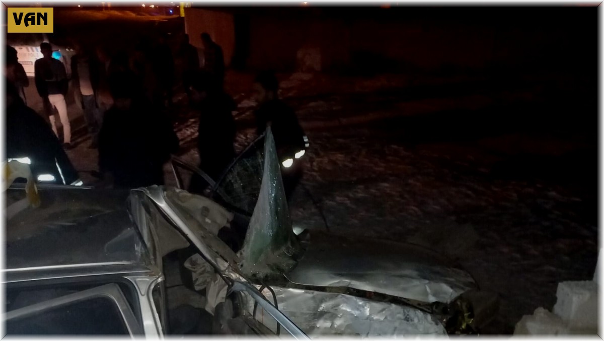 Otomobil duvara çarptı: 2 ölü