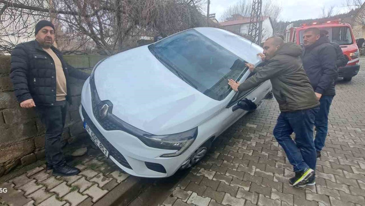 Otomobil duvara çarptı: 2 yaralı