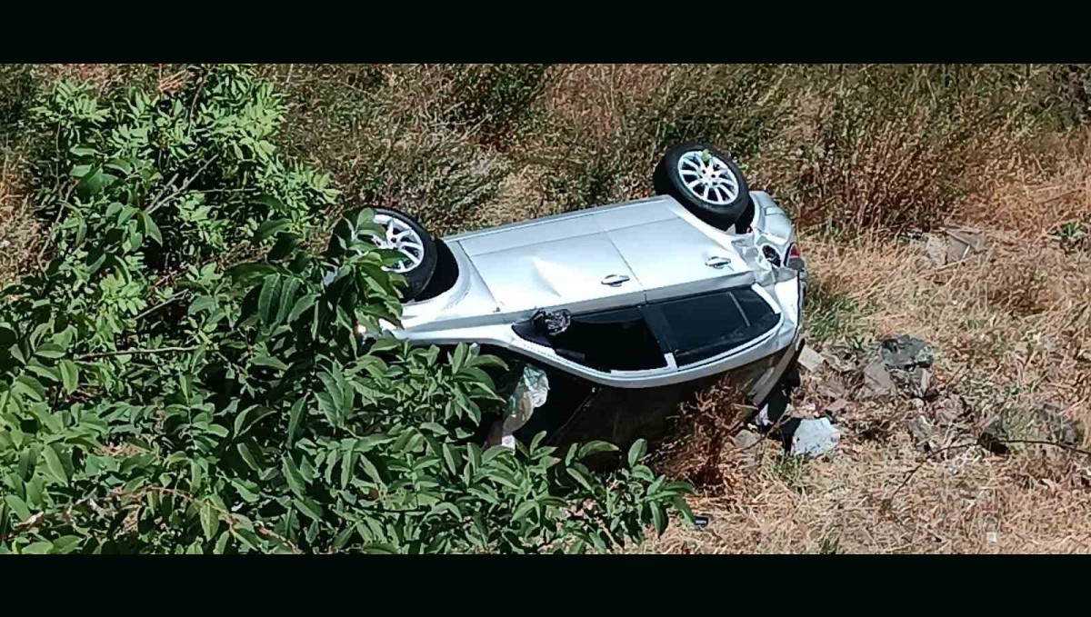 Otomobil duvardan düştü: 2 yaralı