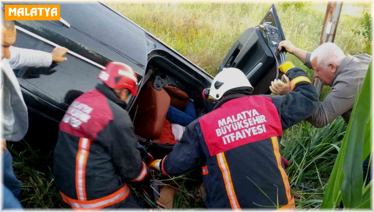 Otomobil elektrik direğine çarptı: 1 ölü, 4 yaralı