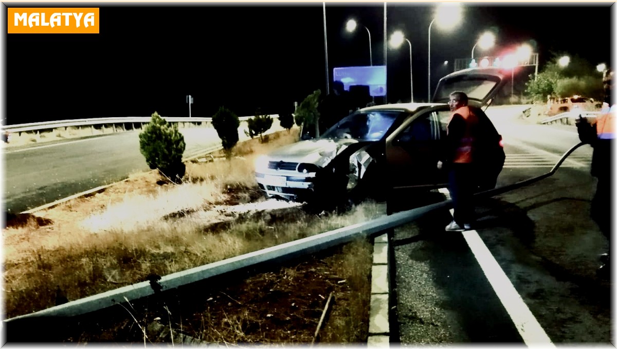 Otomobil elektrik direğine çarptı: 4 yaralı