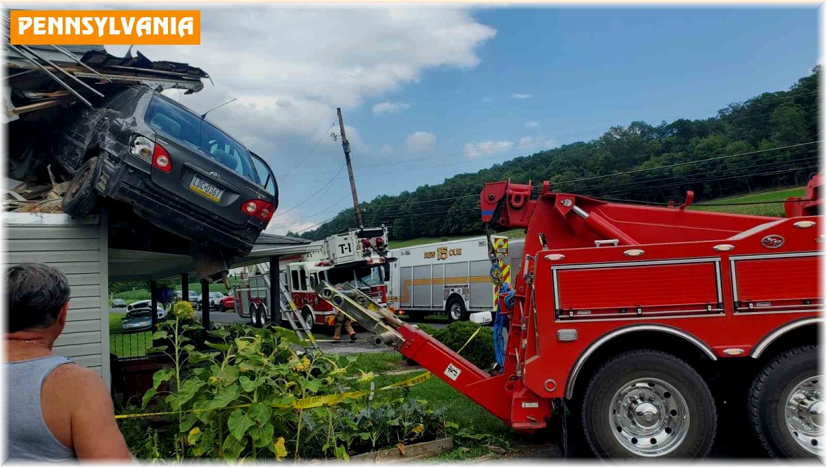 Otomobil evin ikinci katına saplandı