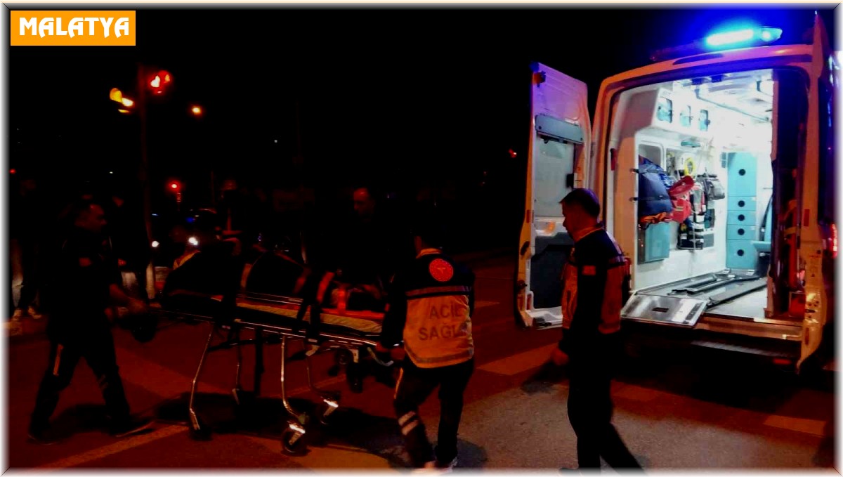 Otomobil ile çarpışan hafif ticari araç devrilip yan yattı: 3 yaralı