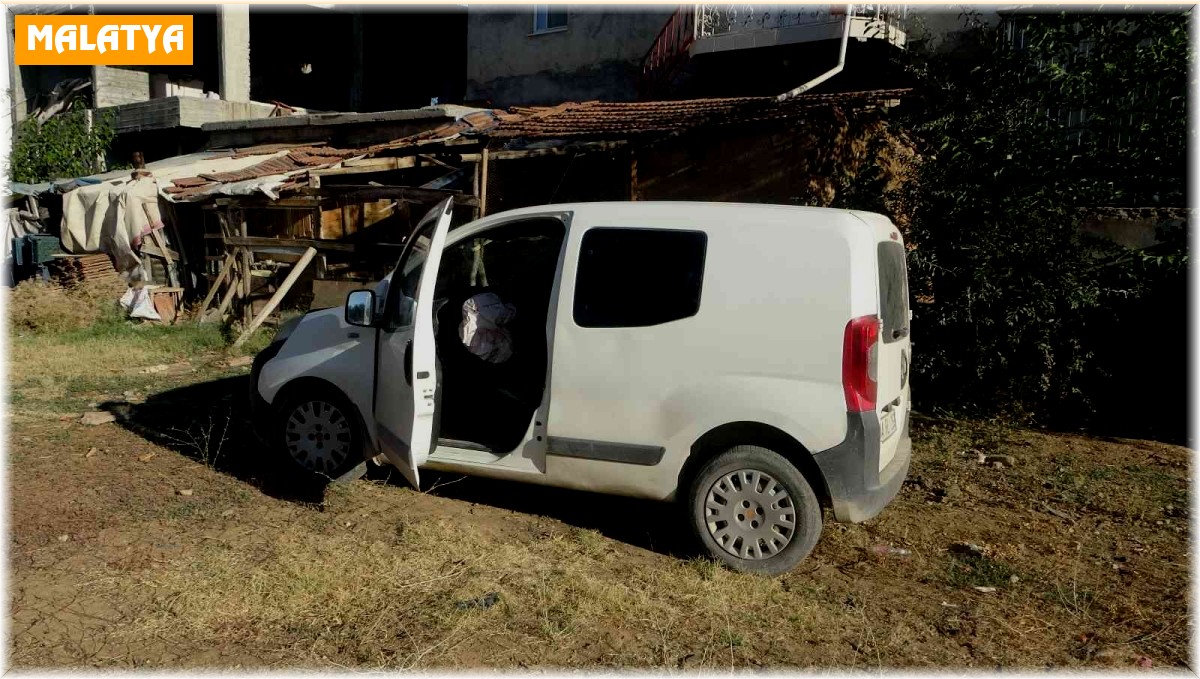 Otomobil ile çarpışan hafif ticari araç tarlaya uçtu