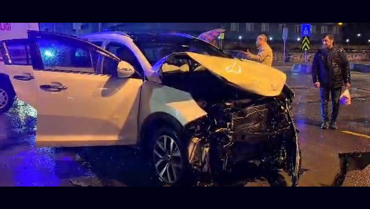 Otomobil ile halk otobüsü çarpıştı: 1 yaralı