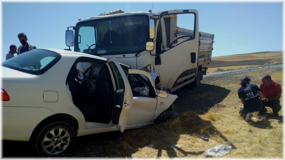 Otomobil ile kamyon çarpıştı: 1 ölü, 1 yaralı