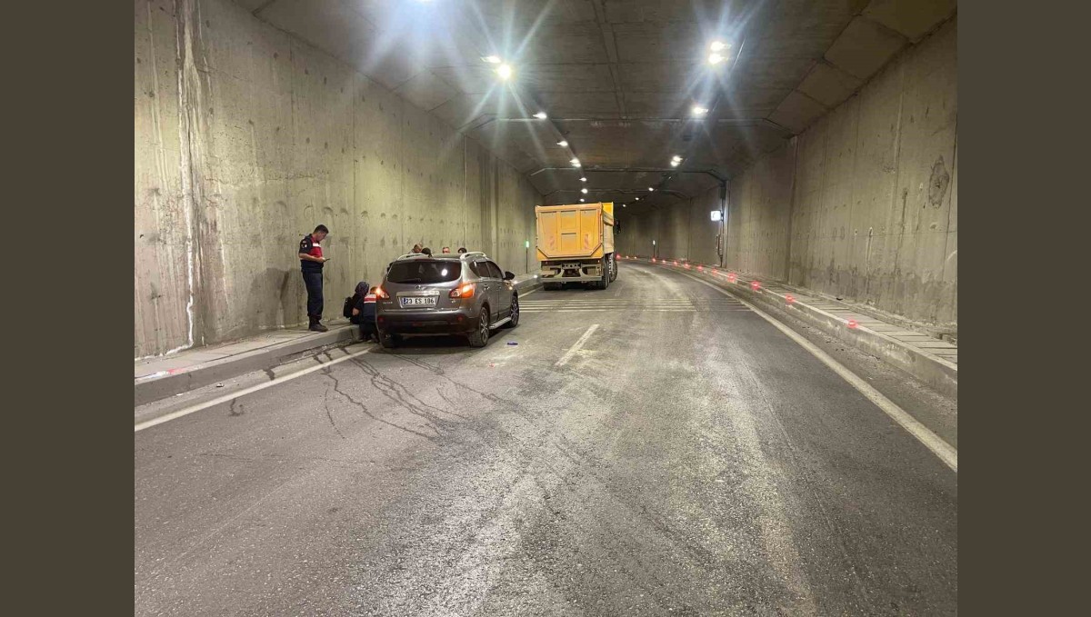 Otomobil ile kamyon çarpıştı: 2 yaralı