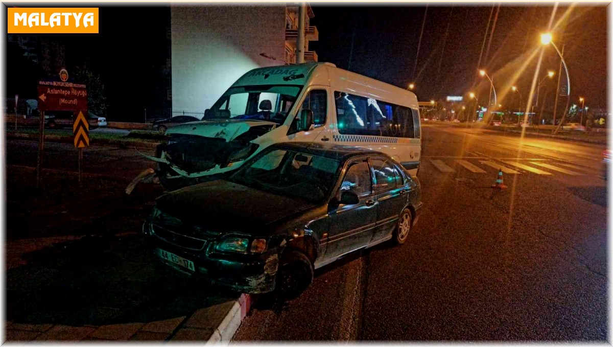 Otomobil ile minibüs çarpıştı: 1 yaralı