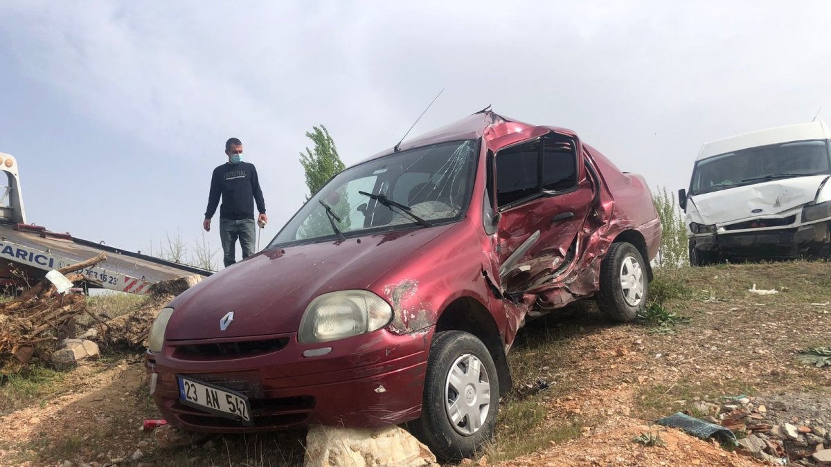 Otomobil ile minibüs çarpıştı: 2 yaralı