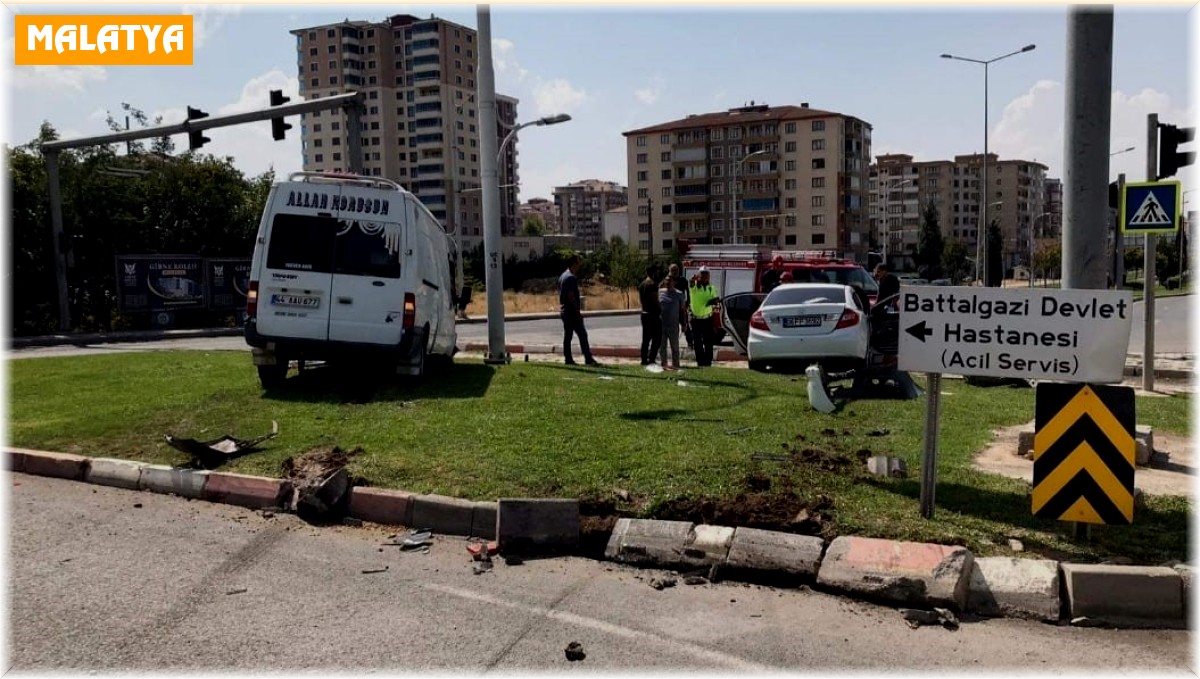 Otomobil ile minibüs çarpıştı: 2 yaralı