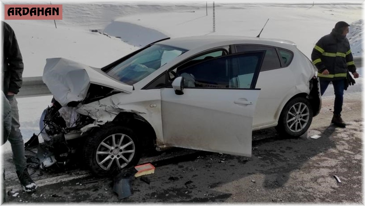 Otomobil ile minibüs çarpıştı: 2 yaralı