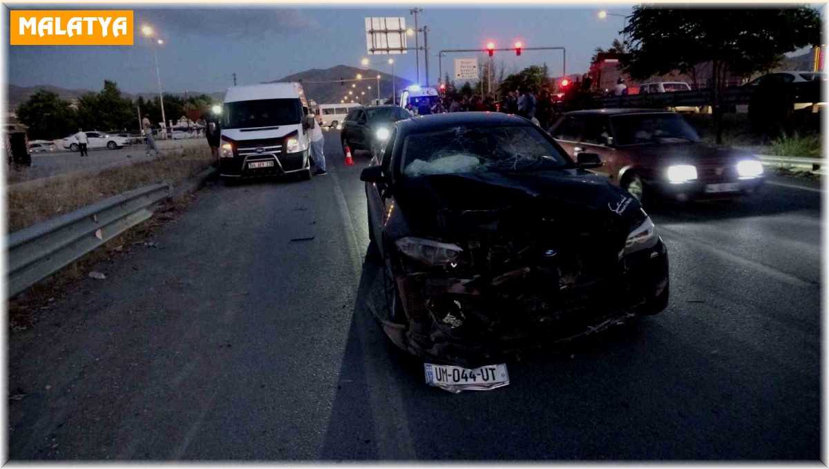 Otomobil ile motosiklet çarpıştı: 1 ölü, 2 yaralı