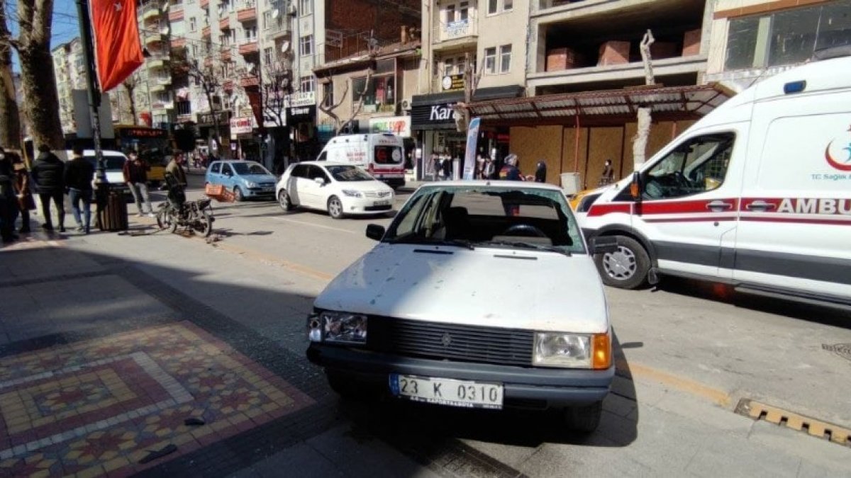 Otomobil ile motosiklet çarpıştı: 3 yaralı