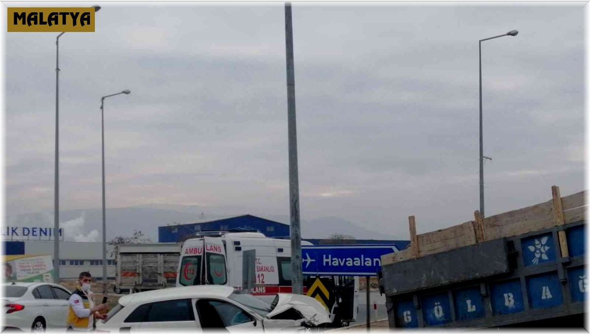 Otomobil ile traktör çarpıştı: 2 yaralı